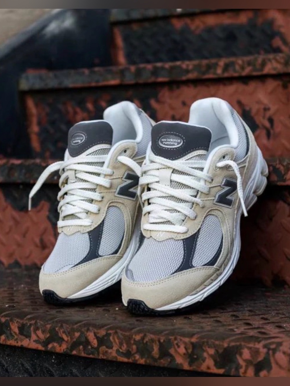 New Balance Kids Sneakers in Beige, Gray, White